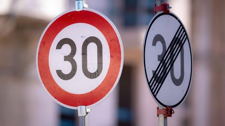Auch Gemeinden in den Landkreisen Ludwigslust-Parchim und Nordwestmecklenburg wollen Tempo 30 auf ihren Straßen erwirken. Doch immer wieder scheitern sie dabei.