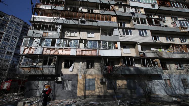 Schäden an einem Wohnhaus nach dem Beschuss durch die russischen Truppen im Bezirk Swjatoschyn in Kiew.