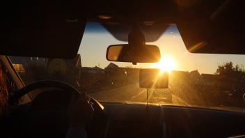 Gefahren im Straßenverkehr im Herbst tiefstehende Abendsonne zur Feierabendzeit blendet eine Autofa