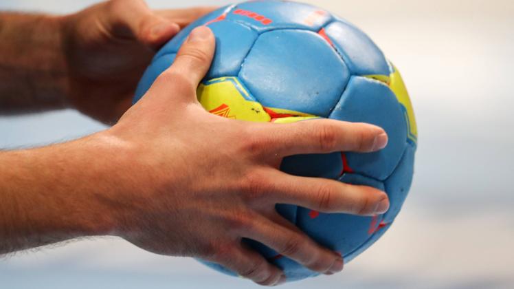 Die Hände von Patrick Groetzki RA RNL 24 an einem Ball der Marke erima Size 3 Handball Hand