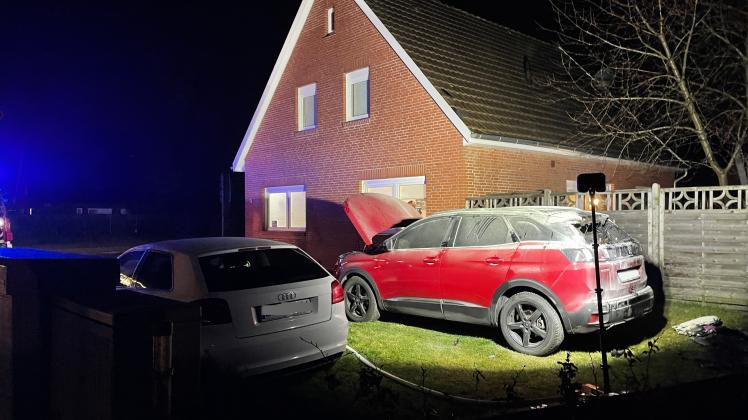Am Dienstagabend ist in einem geparkten Auto in Papenburg ein Feuer ausgebrochen. 