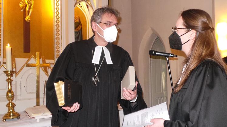 Regionalbischof Friedrich Selter (links) ordinierte Julia Selter und überreichte der Pastorin eine Bibel, eine Urkunde und ein Ansteckkreuz.