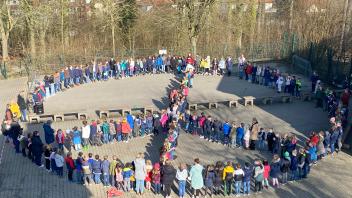 Ihren Wunsch nach Frieden verdeutlichten die 220 Grundschüler in Schledehausen mit einem imposanten „Peace-Zeichen“ auf dem Pausenhof.