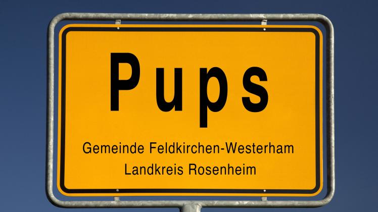 Offenbar kein Luftkurort: das wunderschöne Pups. Ortseingangsschild von Pups Ortsteil der Gemeinde Feldkirchen Westerham Landkreis Rosenheim Deuts