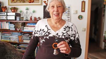Elisabeth Taetow hält einen ganz besonderen Beißring mit einer 800er Silberglocke in ihrer Hand. Der ist mindestens 90 Jahre alt und ging seit 1936 durch alle Generationen ihrer Familie.