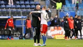 Hatten in den vergangenen Wochen häufig Grund zur Freude: HSV-Trainer Tim Walter (li.) und sein Kapitän Sebastian Schonlau.