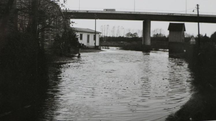 Szene aus Pinneberg: Auch unter der Hochbrücke wurden Straßen zu Flüsse.
