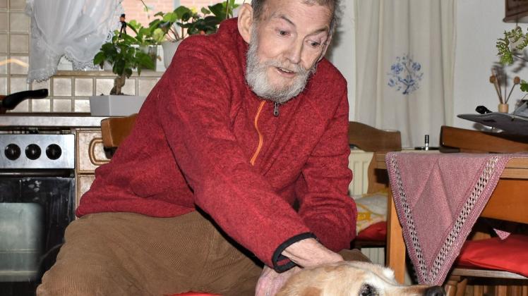 Rainer Broschk - hier vor zwei Jahren mit Hündin Zita - hat sich zwei Jahrzehnte lang unermüdlich für die Vermittlung von älteren Hunden eingesetzt.