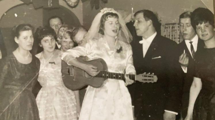 Ohne Strom gab es keine Musik vom Plattenteller: Da griff die Braut Elsa Boelter auf der Hochzeitsfeier halt selbst zur Gitarre.
