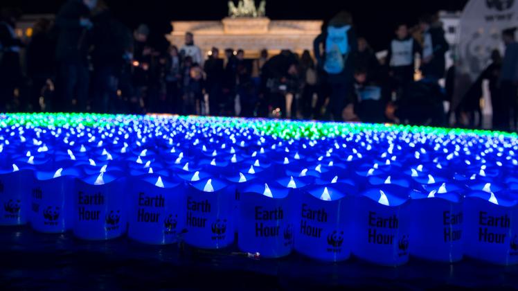 Weltweit finden zur „Earth Hour“ Aktionen statt, wie hier in Berlin, wo eine Erdkugel aus LED-Lichtern geformt wurde. In diesem Jahr findet die Stunde der Erde am 26. März statt.