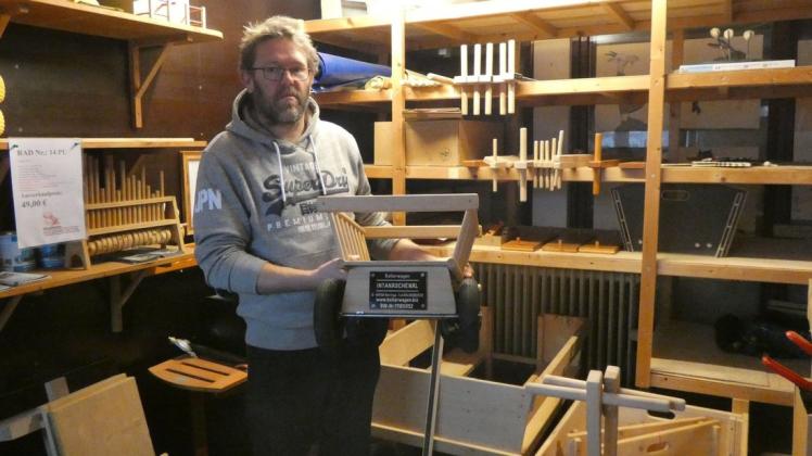 Ausverkauf der Lagerbestände: Bollerwagenbauer Sebastian Hüdepohl gibt seinen Betrieb zum Jahresende auf. Ausverkauf der Lagerbestände: Bollerwagenbauer Sebastian Hüdepohl gibt seinen Betrieb zum Jahresende auf.
