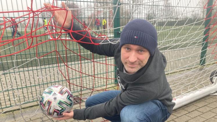 Martin Bartsch vom SV Warnemünde Fußball zeigt, wie ausgeleiert die Netze sind. Für 2022 wünscht sich der Verein neue Netze.