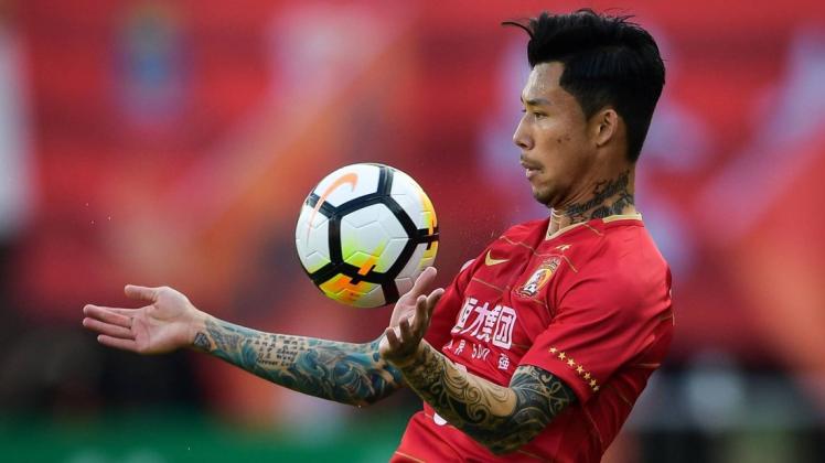 Der chinesische Nationalspieler Zhang Linpeng muss sich die Tattoos entfernen lassen, möchte er weiter für China spielen.