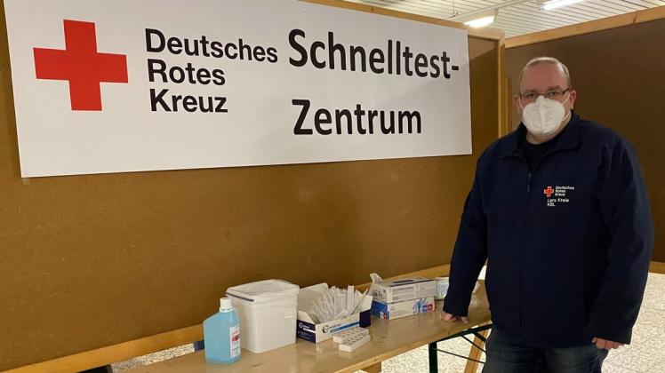 Lars Kreie im Testzentrum in Bramsche. Auch in den Testzentren in Bersenbrück, Fürstenau und Berge ist er oft zu sehen.