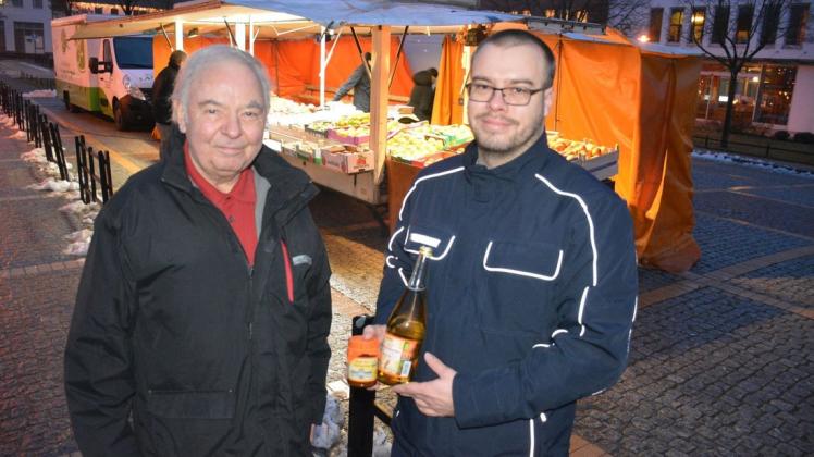 Wechsel auf dem Ludwigsluster Wochenmarkt: Edgar Schmalenberg hört als Marktmeister auf, Chris Wendorf übernimmt die Aufgabe.