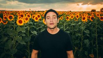 Sänger Axel Bosse hat die Sonnenblume zum Symbol für sein aktuelles Album "Sunnyside" erkoren. Im August nächsten Jahres will er in Osnabrück auftreten.