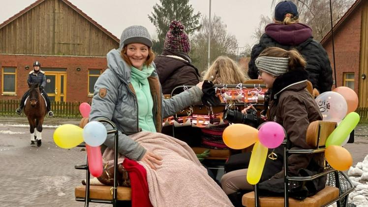 Freude pur: Christina Hagen wurde an ihrem 50. Geburtstag zu einer Kutschfahrt durch Schlagsdorf eingeladen. Denn selbst auf ein Pferd steigen konnte sie wegen eines lädierten Knies nach einem Glätteunfall nicht.