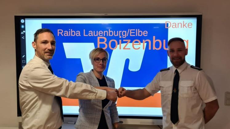 Marco Gleim (stellv. Wehrführer), Sandra Gleim (erste Vorsitzende Förderverein) und Ronny Kubat (Wehrführer) freuen sich über das neue Smartboard für die Freiwillige Feuerwehr Besitz.