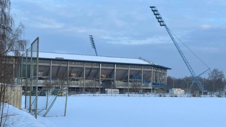 Ganz in Weiß präsentierte sich am Dienstag der Übungsplatz Süd, die Hansa-Fußballer mussten ihren Trainingsauftakt unterm Dach vollziehen.
