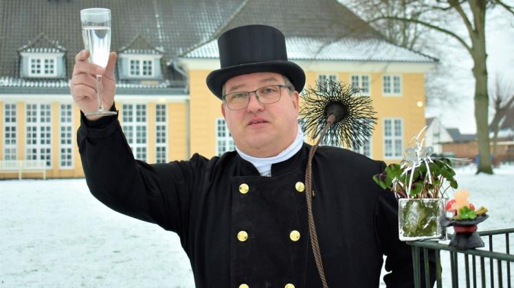 Der für Tungendorf zuständige Schornsteinfeger Gunnar Schumann wünscht vor dem Volkshaus allen Neumünsteranerinnen und Neumünsteranern ein gutes und gesundes neues Jahr.