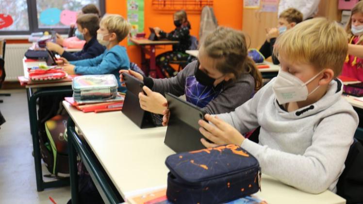 Unterricht mit den Tablets der Schule in einer dritten Klasse. Mit dem neuen, leistungsfähigen Netz funktionieren die Geräte reibungslos, und im Unterricht ist bisher viel mehr möglich.
