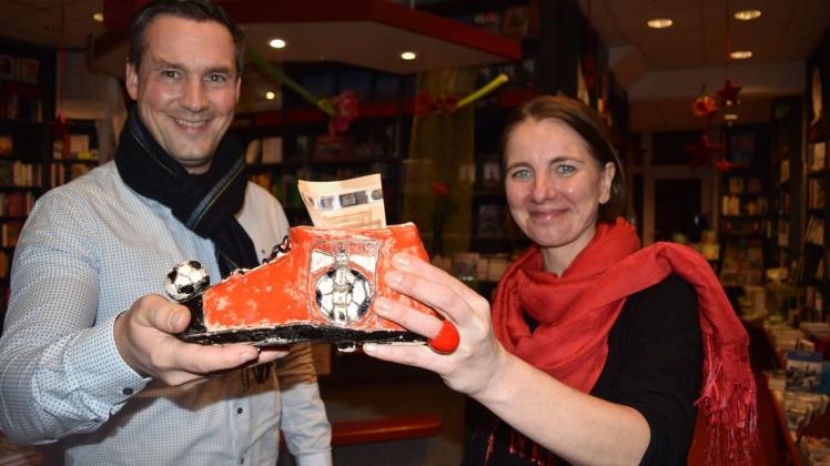 In einem Turnschuh aus Keramik stecken 400 Euro, die Buchändlerin Sabine Sandig und ihr Team von der Buchhandlung Krakow Nachf. für den SV Warnemünde Fußball gesammelt haben. Vorstandsmitglied Mike Frahm nimmt das Geld dankbar entgegen. In einem Turnschuh aus Keramik stecken 400 Euro, die Buchändlerin Sabine Sandig und ihr Team von der Buchhandlung Krakow Nachf. für den SV Warnemünde Fußball gesammelt haben. Vorstandsmitglied Mike Frahm nimmt das Geld dankbar entgegen.