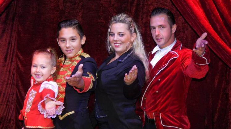 Leben den Zirkus: Joschy und Manjana Huppertz mit ihren Kindern Christiano und Celina.
