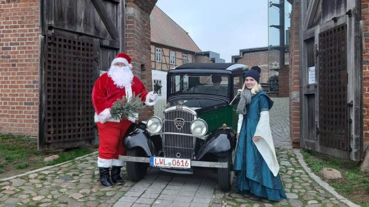 Mit dem Burgfräulein macht sich der Weihnachtsmann auf den Weg zu den Einwohnern von Neustadt-Glewe.