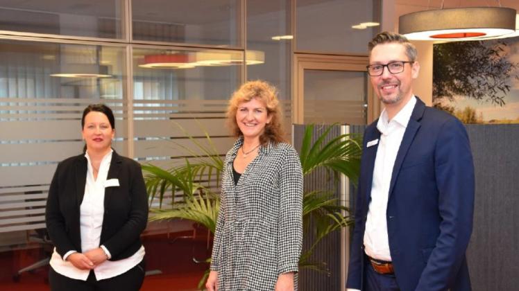 Katja Ladwig, Tanja Petersen und Lutz Peterson (v.l.) freuen sich über die renovierte Filiale in Fockbek.