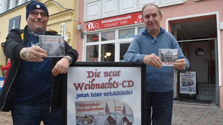 Bei Doc Andreas Buhse (l.) im Coaast-Schallplattencafé gibt es gibt es zahlreiche CD-Neuerscheinungen heimischer Bands. Klaus Burmeister hält die frische Ringelnatz-Rock-CD in der Hand. Auf ihr sind Bands und Solisten aus zehn Jahre Ringelnatz-Rock vertreten.