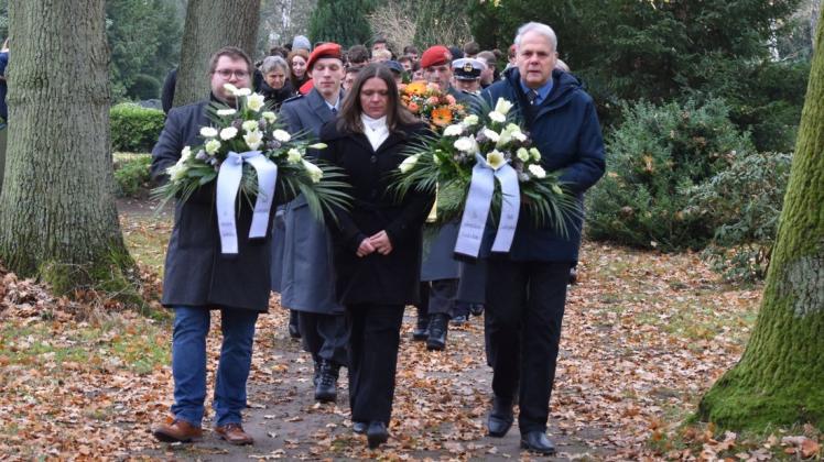 Stilles Gedenken und Kranzniederlegungen beim Volkstrauertag auf dem Ludwigsluster Friedhof.