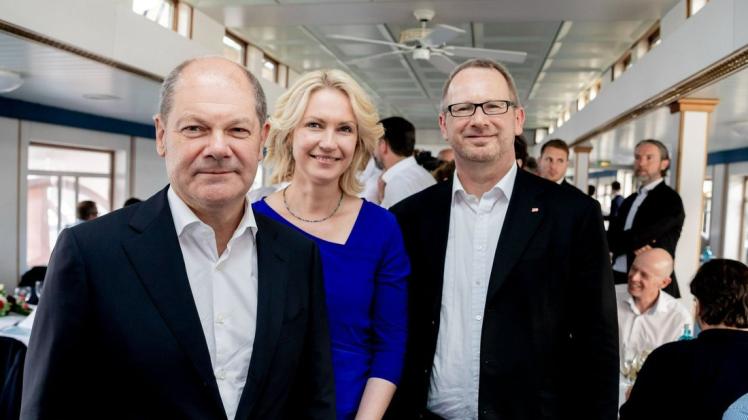 Spargelfahrt des Seeheimer Kreises im Juni 2019: Olaf Scholz und Manuela Schwesig zeigten sich gemeinsam mit Johannes Kahrs, der damals noch Mitglied des Deutschen Bundestages und Sprecher des Seeheimer Kreises war.