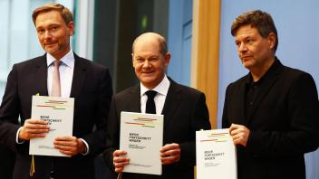 Unterschrieben: Olaf Scholz, Robert Habeck Rund und Christian Lindner mit dem Koalitionsvertrag.