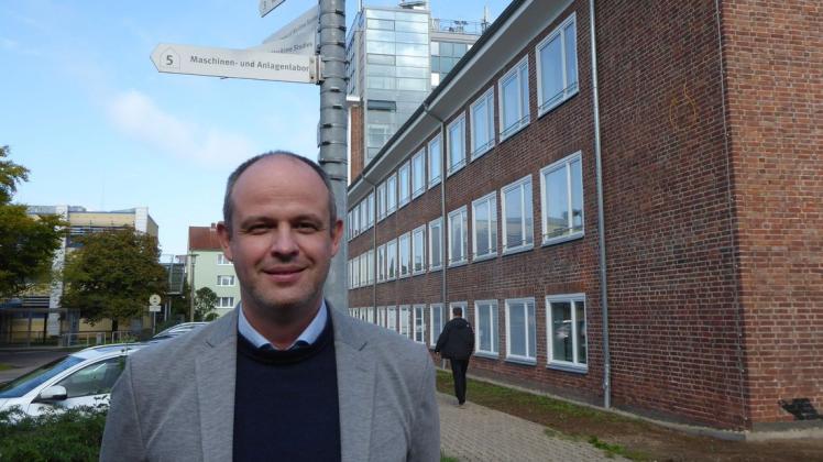 Professor Jürgen Siegl ist im Gebiet Schiffstheorie und als Leiter des Bereichs Seefahrt an der Hochschule Wismar tätig.