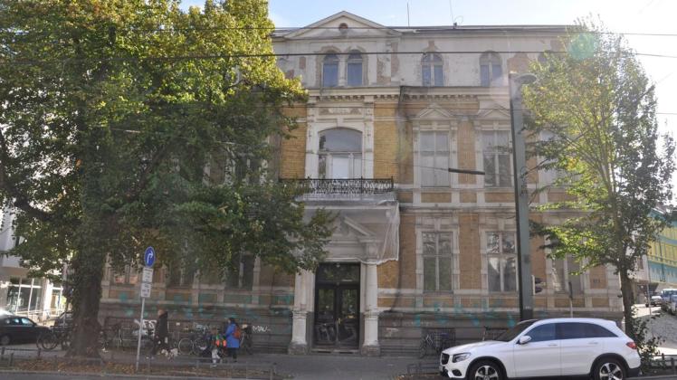 Das ehemalige Biologiegebäude am Rostocker Brink steht seit Jahren leer. Von innen zeigt sich das denkmalgeschützte Haus in einem seit Jahrzehnten unveränderten Zustand. Lediglich Details erinnern an die Nutzung in jüngerer Zeit. Das ehemalige Biologiegebäude am Rostocker Brink steht seit Jahren leer. Von innen zeigt sich das denkmalgeschützte Haus in einem seit Jahrzehnten unveränderten Zustand. Lediglich Details erinnern an die Nutzung in jüngerer Zeit.