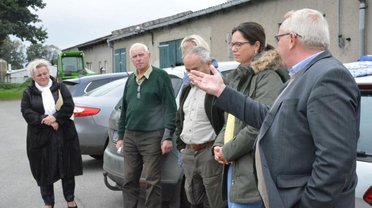 Im Gespräch mit Bürgern aus dem Amtsbereich Dömitz-Malliß: Minister Till Backhaus machte bei seiner Tour auch bei den Grebser Landerzeugern Station.