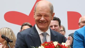 Am Tag nach der Bundestagswahl steht Olaf Scholz, Kanzlerkandidat der SPD, auf der Bühne im Willy Brandt Haus.
