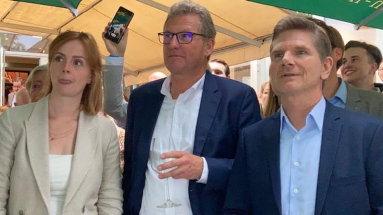 Ungebremste Freude sieht anders aus: Die Bundestagsabgeordnete Gyde Jensen, Bernd Buchholz und Heiner Garg (v. l.) verfolgen bei der FDP-Wahlparty die erste Prognose.
