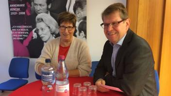 Siegerlächeln: Ralf Stegner mit Elke Schreiber bei der Wahlparty der SPD im Kreis Pinneberg.