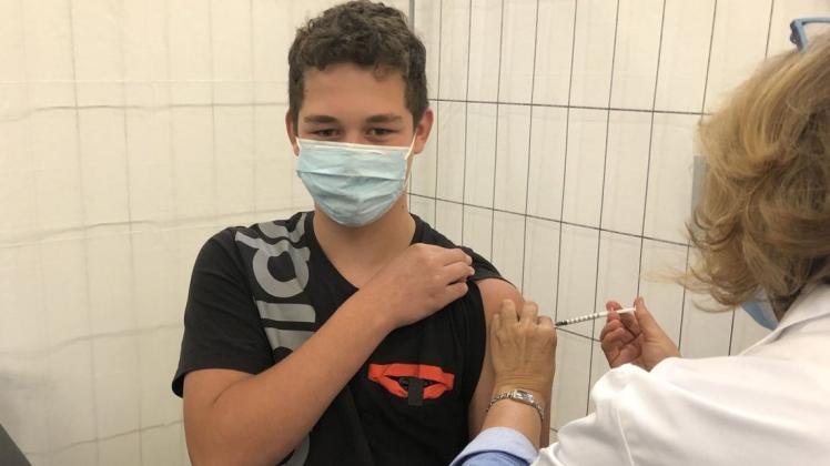 Als einer der letzten Besucher erhielt am Freitag der 14-jährige Fabian Szpak seine Zweitimpfung im Corona-Impfzentrum in Lüneburg.