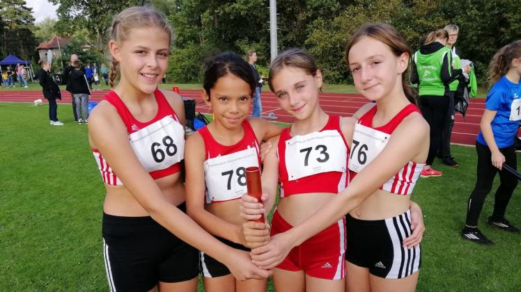 Enya Krüger, Mia Wallasch, Zoe Plewka und Stella Schulze (v.l.) liefen mit der 4x50m-Staffel zur Bronzemedaille.