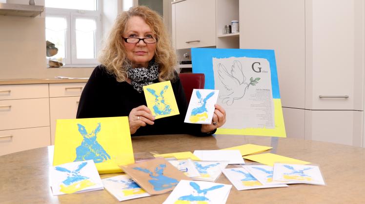 Ihre Mutter warnte immer vor Krieg - das hat die Lotter Künstlerin Klara Harhues geprägt. Aus Solidarität mit den Ukraine-Flüchtlingen hat sie deshalb Karten mit blau-gelben Osterhasen gedruckt und gezeichnet, die gegen eine Spende erworben werden können.