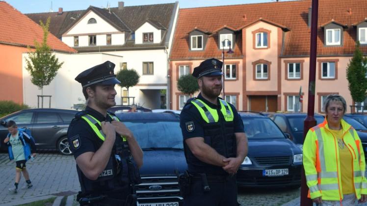 Kontrolle vor der Grundschule Warin durch Neuklosters Kontaktbeamten Polizeiobermeister René Nyolt (M.) sowie Polizeimeister Leon Strohmeyer vom Bäderdienst und Christine Schrein vom Ordnungsamt in Warin.