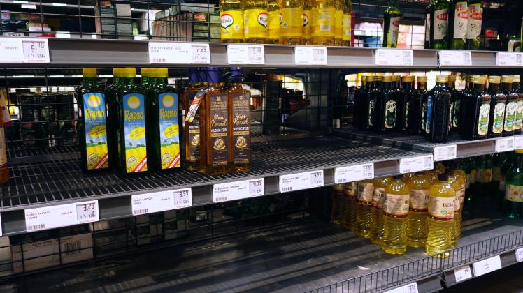 Insbesondere Sonnenblumenöl ist stark nachgefragt. Das merken inzwischen auch Supermarktkunden im Osnabrücker Nordkreis. Hier werden ebenfalls erste Hamsterkäufe registriert (Symbolfoto).