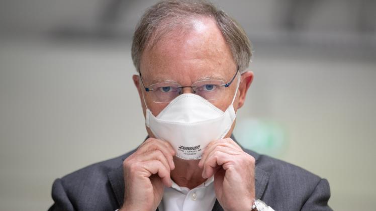 Will zumindest so lange wie möglich an der Maskenpflicht festhalten: Niedersachsens Ministerpräsident Stephan Weil (SPD).
