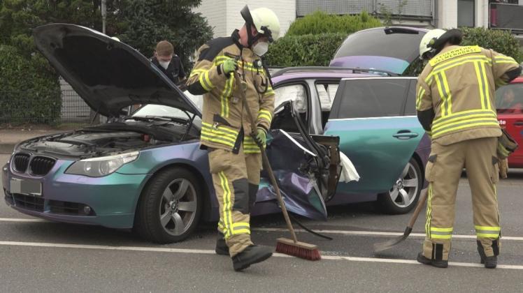 Die Fahrerin eines BMW musste am Mittwoch nach einem Unfall aus ihrem Wagen befreit werden.