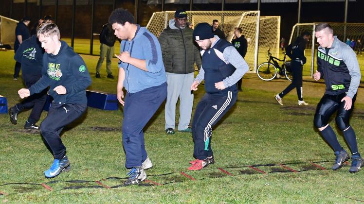 Unter den wachen Augen von Headcoach Tyrus Morgan (hinten, mit Mütze) befinden sich die Footballer der Delmenhorst Bulldogs wieder im Training. Unter den wachen Augen von Headcoach Tyrus Morgan (hinten, mit Mütze) befinden sich die Footballer der Delmenhorst Bulldogs wieder im Training.