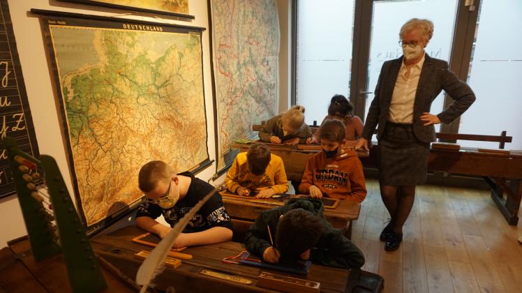 Die Schüler der dritten Klasse der Grundschule Bippen mussten sich erst an die ungewohnten Bänke und den strengen Unterricht von Renate Schillingmann gewöhnen.