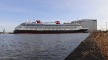 Kreuzfahrtschiff „Disney Wish“ im März 2022 an der Meyer Werft.