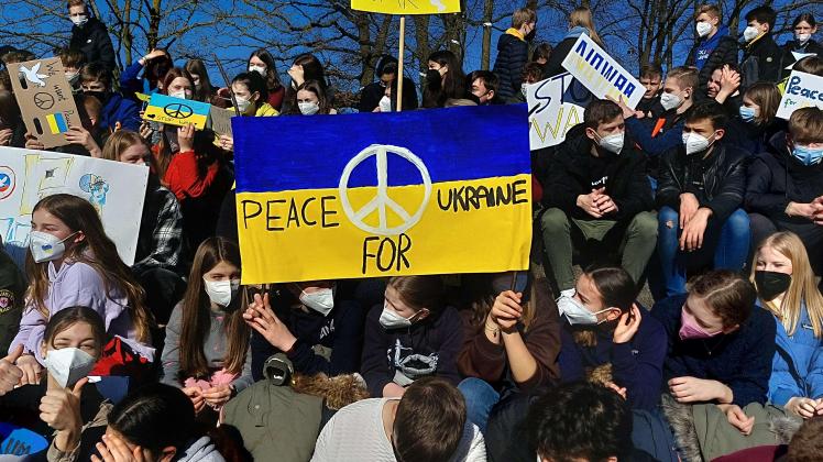 Es kamen mehr Schüler als erwartet zum Friedensmarsch.